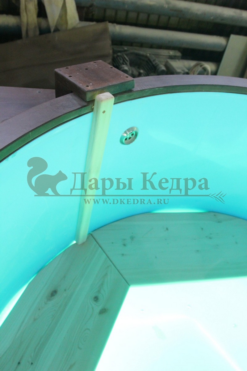 Купель круглая из кедра с пластиковой вставкой, аэромассажем и подсветкой в наличии